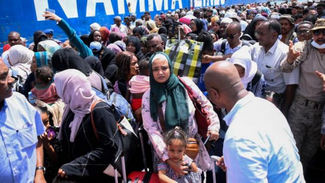 Ribuan warga dari berbagai negara telah berusaha keluar dari Port Sudan selama beberapa hari terakhir