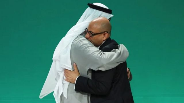 Líderes se abraçam após anúncio na COP28