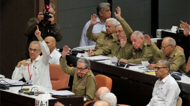 Raúl Castro y otros diputados cubanos