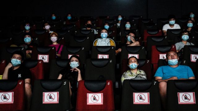 Des habitants regardent un film dans un cinéma de Wuhan le 20 juillet 2020 à Wuhan