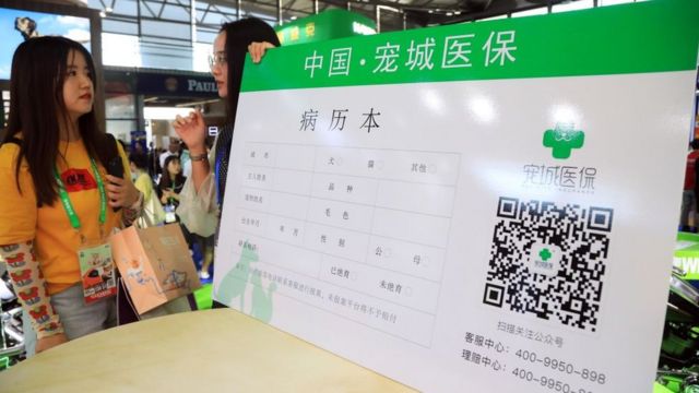 Una vendedora explica la conveniencia de la aplicación WeChat durante una feria exposición