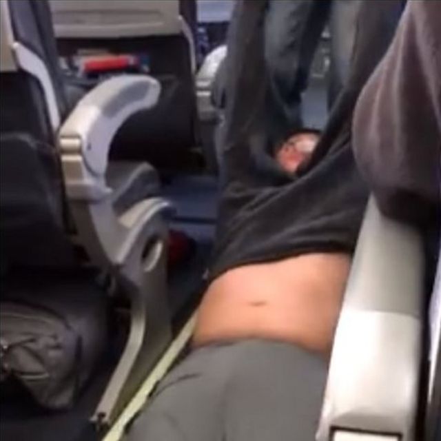 El pasajero es arrastrado por el avión de United Airlines