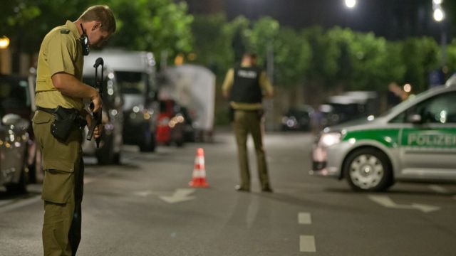 独アンスバッハ中心部を警備する武装警官(25日)
