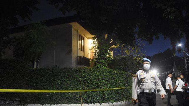Polisi berjaga di depan rumah dinas Kadiv Propam Polri Irjen Pol Ferdy Sambo pascaperistiwa baku tembak dua ajudannya di Kompleks Polri Duren Tiga, Jakarta Selatan, Selasa (12/7/2022) malam.