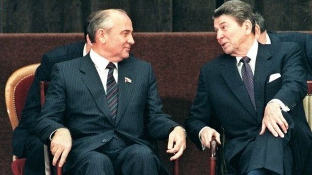 Gorbaçov ile Reagan.
