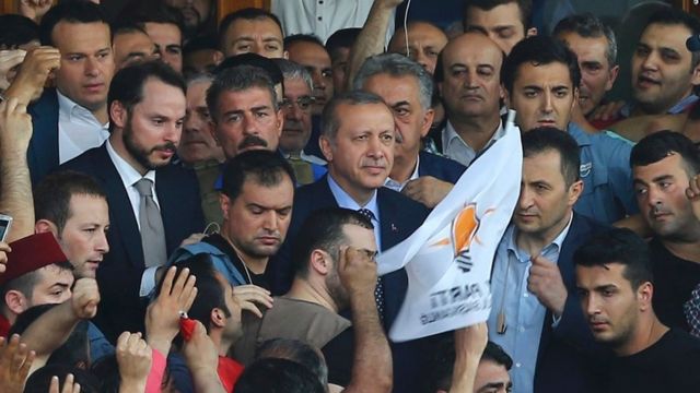 Presidente Erdogan, cercado por uma multidão