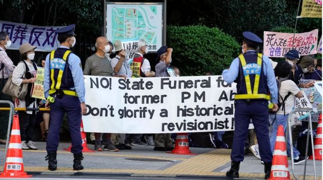 Người biểu tình phản đối quốc tang 
