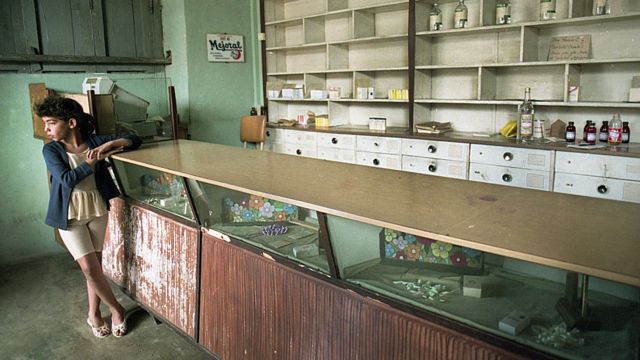 Una farmacia con estantes vacíos en Cuba