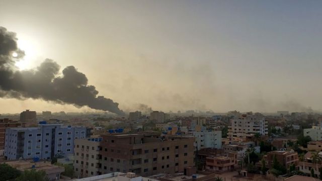 Los efectos de los enfrentamientos entre las Fuerzas Armadas de Sudán y las Fuerzas de Apoyo Rápido en la capital del Sudán.