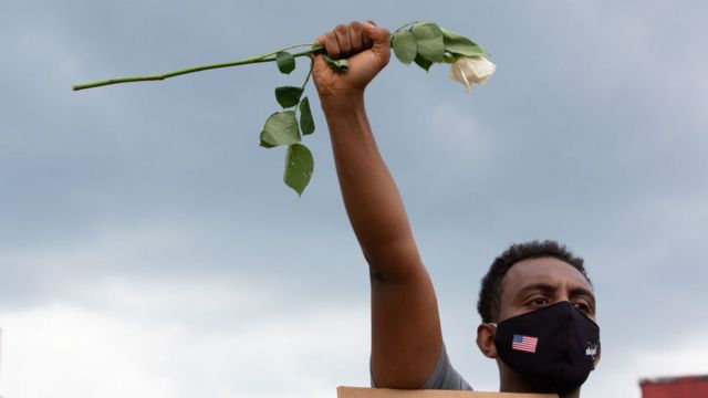 أحد المحتجين في موقع مطعم ويندي حيث قتل رايشارد بروكس، 14 يونيو/حزيران 2020 في أتالانتا، الولايات المتحدة