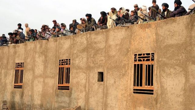 "Талибан" кыймылынын согушкерлери лидерин угуп жаткан учур, 2015-жыл