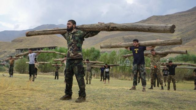 Les forces du mouvement de résistance afghan et du soulèvement anti-taliban participent à un entraînement militaire dans la province de Panjshir, le 30 août 2021