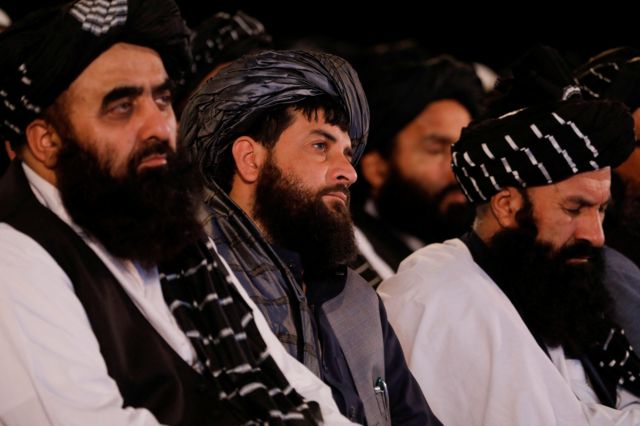 یعقوب (نفر وسط) در رهبری طالبان به عنوان شخصی شناخته می‌شود که صریح‌ترین لحن را علیه جهادی‌های خارجی داشته و از نیاز به مقابله با آنها گفته است، هرچند شمار قندهاری‌هایی که سراج الدین را تحمل ندارند، کم نیست. 