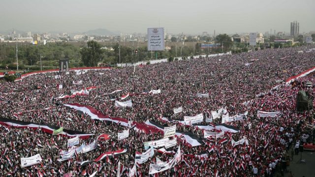 foule de manifestants à Sanaa, la capitale.