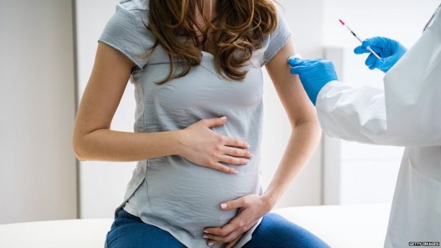 क्या गर्भवती महिलाएं कोविड-19 वैक्सीन ले सकती हैं? - BBC News हिंदी