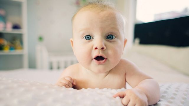 bebê branco de olhos azuis