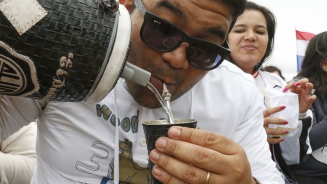 Homem tomando tereré