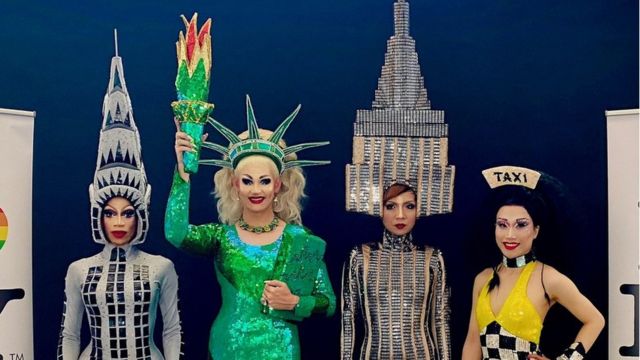 Screaming Queens drag performers dressed as the New York vista.