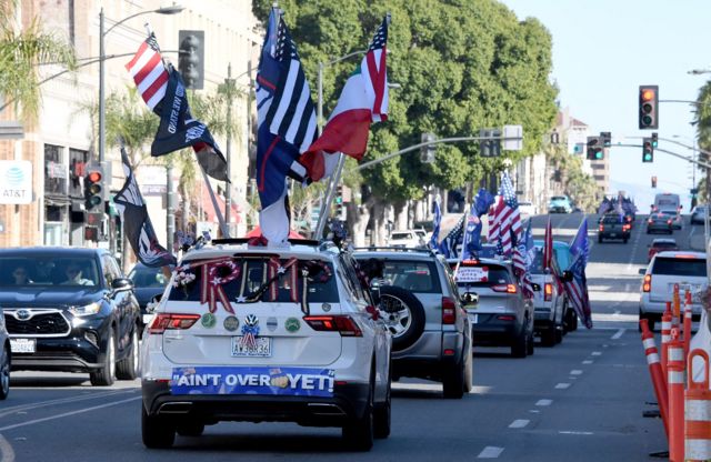 Caravana de seguidores de Trump en California.