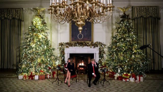 Le président américain Donald Trump et son épouse, Mélania adressent leurs vœux par téléphone à certains enfants, une tradition pour le couple présidentiel au Etats-Unis.