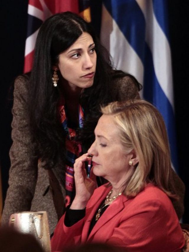 Huma Abedin junto a Hillary Clinton en 2011.