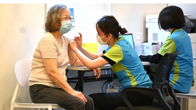 香港某社區疫苗接種點內一位老太太接受新冠疫苗注射（23/2/2021）