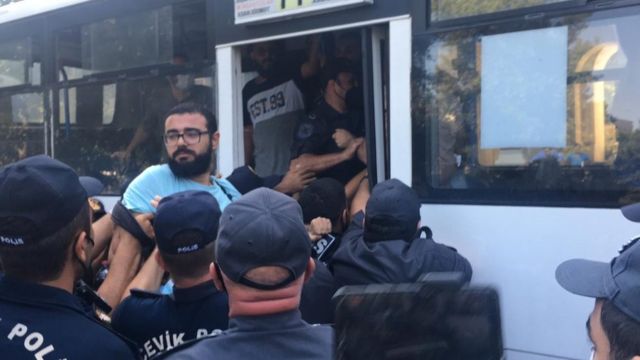 Saxlanan şəxslər polis avtobusuna mindirilir