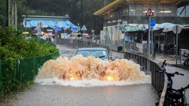 9 月 8 日，一名驾车者在香港大屿山的洪水中行驶。