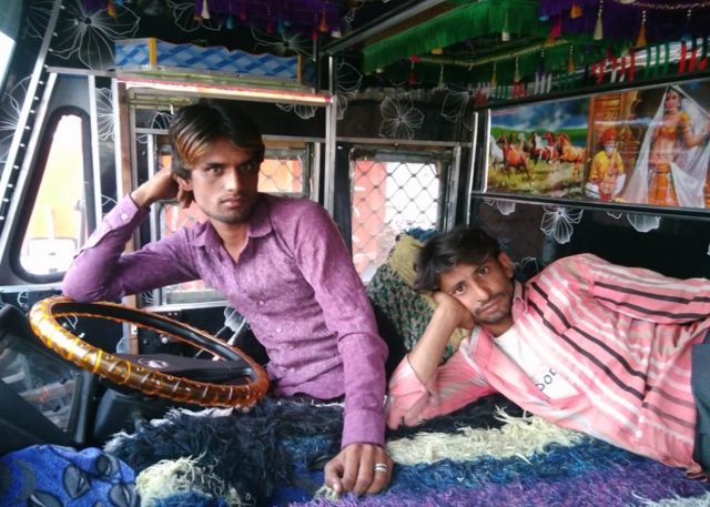 पटना में बेकार खड़े ट्रक के ड्राइवर और हेल्पर