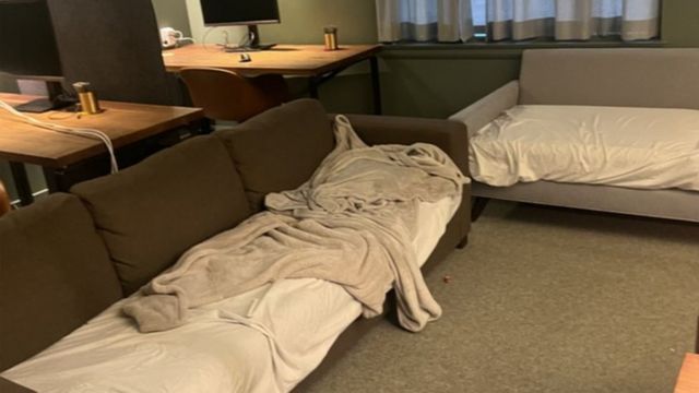 Dos sofás con sábanas en una oficina