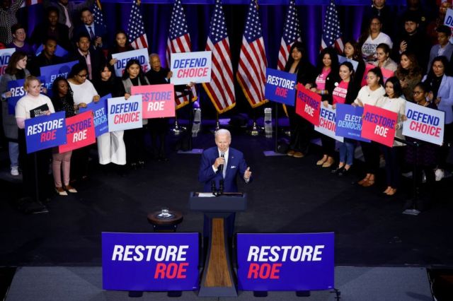 18 Ekim 2022'de ABD Başkanı Joe Biden, Kasım ayı başında yapılan ABD ara seçimlerinden üç hafta önce, Washington DC'de düzenlenen bir Demokratik Ulusal Komite etkinliğinde konuşuyor. 