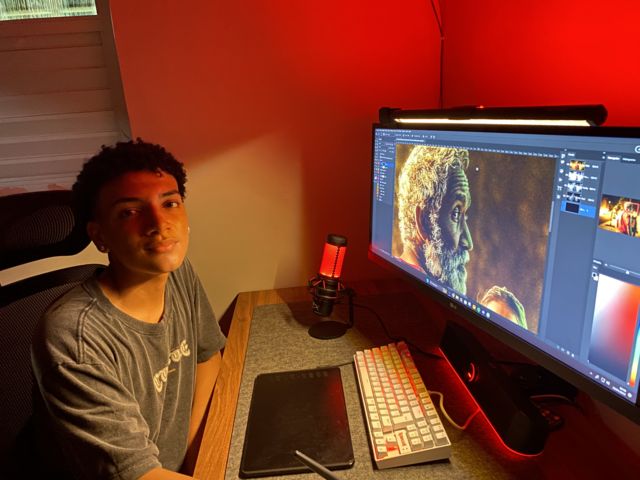 Gabriel no quarto sentado em frente ao computador