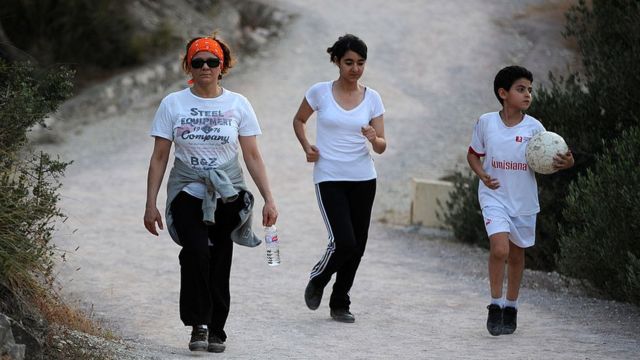 Des Tunisiennes font leur jogging quotidien dans la réserve naturelle du parc Ennahli à l'Ariana près de Tunis.