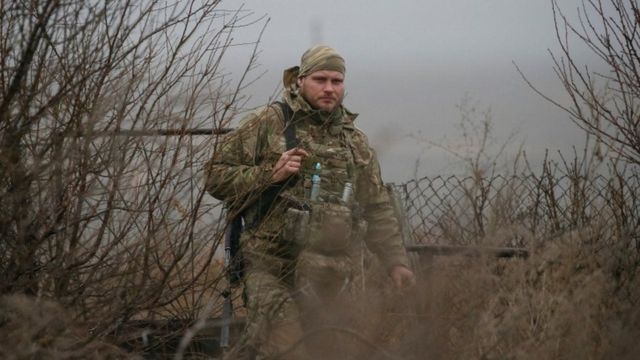 جندي أوكراني يظهر على خط المواجهة بالقرب من قرية ترافنيف في منطقة دونيتسك، أوكرانيا