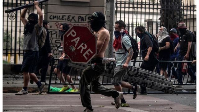В Чили уже две недели проходят акции протеста