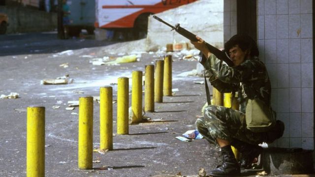 Francotirador durante las protestas en Venezuela en febrero de 1989.