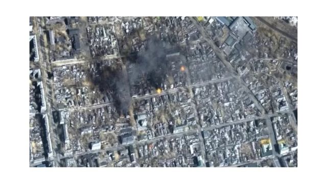 Imagem de satélite mostra incêndios após ataques russos em área residencial do leste de Mariupol, na Ucrânia