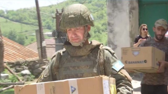 Российские миротворцы доставляют партию гуманитарной помощи в Карабах