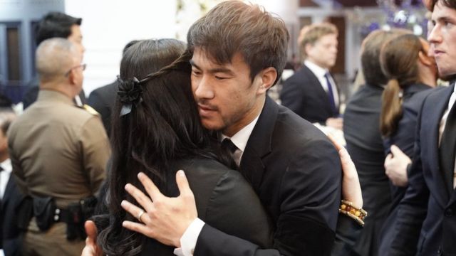 ヘリ墜落死のレスター シティ会長葬儀に選手ら参列 岡崎慎司の姿も cニュース