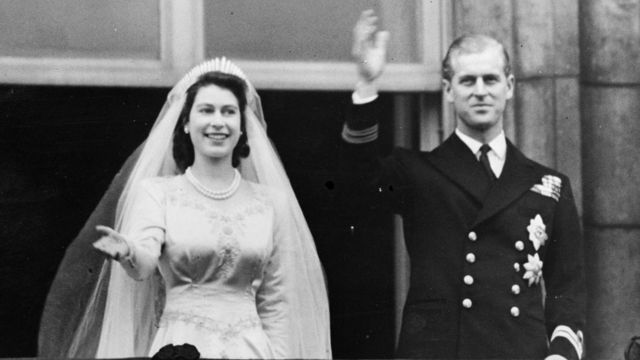 A rainha e o princípe Philip acenam da varanda do palácio após o casamento na Abadia de Westminster
