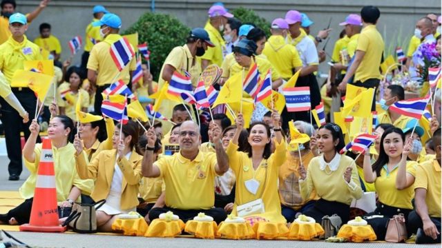 พสกนิกรชาวจังหวัดนครปฐมเป็นจำนวนมากที่ไปรอเฝ้าฯ รับเสด็จ