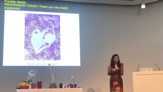 Giáo sư Nguyễn Thị Kim Thanh, Đại học UCL ở Anh trình bày bài giảng tại trụ sở Royal Society, London