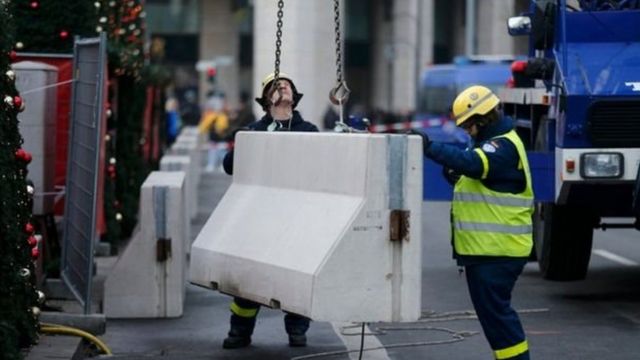 Berlin bazarının ətrafına təhlükəsizliyin artırılması üçün beton maneələr yerləşdirilib