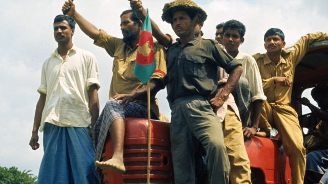 ট্রাক্টরে বাংলাদেশের পতাকা লাগিয়ে যাচ্ছেন একদল মুক্তিযোদ্ধ।, ১৯৭১। ফাইল ছবি