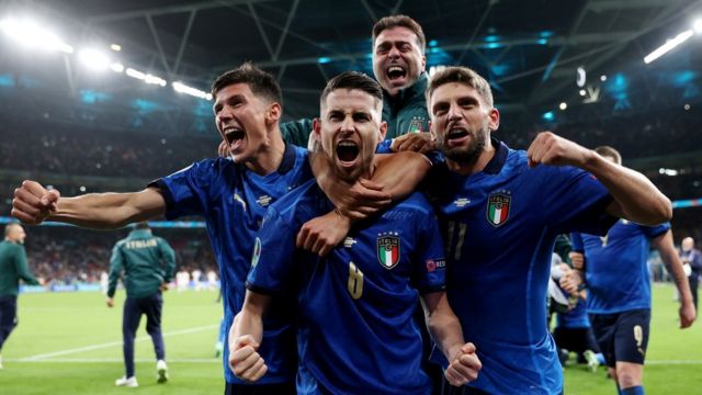 Игроки сборной Италии празднуют выход в финал Евро-2020