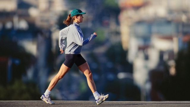 Mulher caminhando em ritmo acelerado