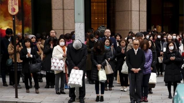 午後2時46分には、町なかでも多くの人が黙祷した（11日、東京・銀座で）