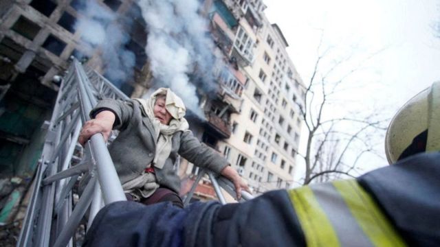 乌克兰首都基辅居民大楼被炸毁，消防人员救助居民