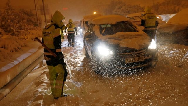 Bomberos asisitiendo a los conductores varados en Madrid