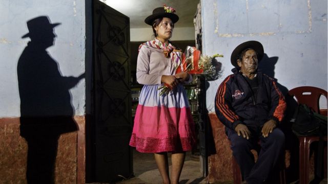 Una mujer sostiene una ofrenda de flores en memoria a los muertos de Cayara. (Foto: Ángela Ponce)